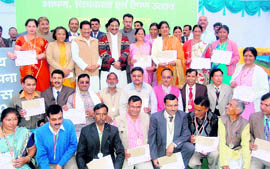 Uttarakhand Chief Minister Ramesh Pokhriyal Nishank with award-winning teachers at the awards function in Dehradun on Thursday.