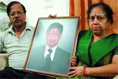 Parents of Capt Kunal Mohanty with his photograph. 