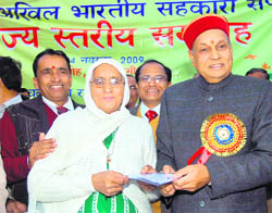 Chief Minister Prem Kumar Dhumal honouring a woman on Cooperative Week at Baloh on Saturday.  