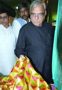 Hooda admires an item at IITF-2009