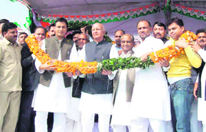 Cabinet Minster Randeep Singh Surjewala (second from left) receives a warm welcome in Kaithal on Sunday.
