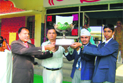Students of MD DAV Public School, Ambala City, with the trophy