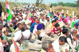 Protesters blocking NH-21A at Chikni khud near Nalagarh on Monday.