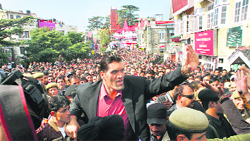 Gulliver and Lilliputians ... on the Mall at Shimla