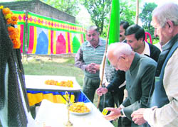 Prof NK Singh pays tributes to freedom fighter Wazir Ram Singh Pathania.