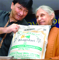Chief Minister Sheila Dikshit with Delhi food and supplies minister Haroon Yusuf launches flour packets at subsidised rate at Delhi Secretariat