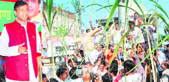 Vinod Bharatwal addresses party workers in Dehradun; and (right) farmers, carrying sugarcane, hold a protest  in Haridwar on Wednesday.