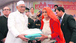 Haryana Governor Jagannath Pahadia honours a kin of a Rezang La martyr at a function in Gurgaon