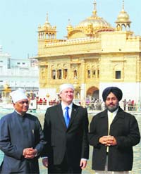 (L-R) Local Bodies Minister Manoranjan Kalia, Canadian Prime Minister Stephen Harper and Deputy CM Sukhbir Singh Badal at the Golden Temple