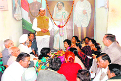 Party leaders pay homage to Indira Gandhi at the Congress city office in Haridwar 