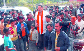 Daleep Singh thronged by youths in Jalandhar on Thursday.