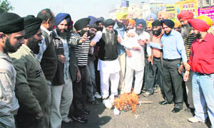 SSF activists burn an effigy of former head priest of Akal Takht Darshan Singh in Ludhiana on Thursday.