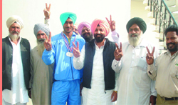 Ranjit Singh (second from left) along with citizens of Ferozepur flashing victory signs at a function held in Ferozepur