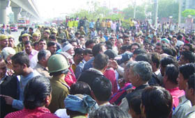 Vegetable traders protest the murder of a trader at Azadpur Mandi in New Delhi on Saturday.