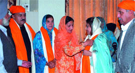 Pakistani delegates being honoured by saropas in Jalandhar on Saturday
