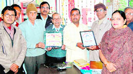 Dr Shiv Charan Vidyalankar and Acharya Sushil Kumar Tyagi with their awards in Haridwar on Sunday