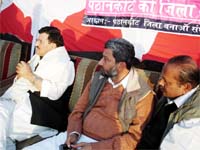 Transport Minister Master Mohan Lal (left) and Sujanpur MLA Dinesh Singh Babbu during a meeting of the Zila Banao Sangharsh Samiti in Pathankot.