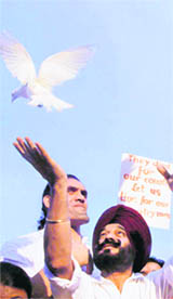 All-India Anti-Terrorist Front chairman MS Bitta and star wrestler of World Wrestling Entertainment The Great Khali at a peace rally in Mumbai on Sunday.