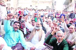 BJP MLA Anil Vij holds a demonstration against the administration and the policein Ambala Cantonment.