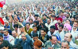 Traders protest against the murder of a worker at Azadpur Mandi in New Delhi on Monday.
