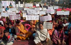 The activists of Youth Welfare Federation (Women Wing) carrying placard giving message against social evils in awareness rally at Fazilka. 