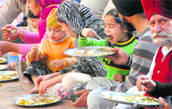 Devotees partake of langar on the martyrdom day of Guru Tegh Bahadur at the Sector 34 gurdwara in Chandigarh 