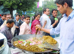 A cook prepares katakat chicken at Pakistan Pavilion during the India International Trade Fair-2009 in New Delhi on Tuesday.