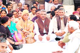 State cabinet ministers Madan Kaushik and Diwakar Bhatt sit on fast at Har-ki-Pauri in Haridwar