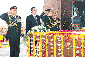 The Chief of the Army Staff, Gen Deepak Kapoor, and Chief Minister Omar Abdullah at Balidan Sthambh that was inaugurated in Jammu on Tuesday.