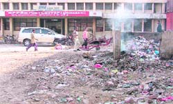 Heaps of garbage and encroachments at the entry point to the RMS building.