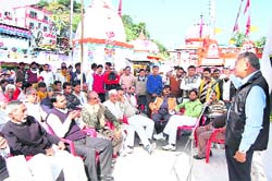 Ambrish Kumar, former legislator, addresses residents on the Jwalapur issue at Har-ki-Pauri.