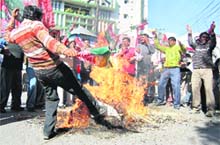 Samajwadi Party workers burn effigies of the state and Central governments at the Clock Tower in Dehradun on Thursday. 