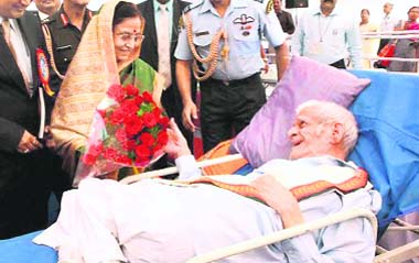 President Pratibha Patil greets Sadashiv G. Chhatre, an oldest student of Pune Vidyarthi Griha, during the closing ceremony of the centenary celebrations of the institute, in Pune on Thursday.