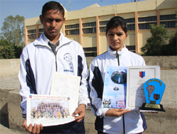 Pinki along with the best girl cadet prize she won at the Para Basic Course held at Agra