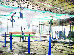Workers give final touches to preparations for the Nav Vikas Rally of the Congress at Ellenabad on Saturday.