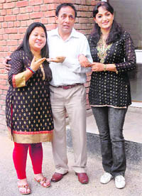 Bharti Singh, Banwari Jhol & Upasana Singh.