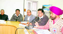 Diler Singh, resourse person from the India Red Cross Society, National Headquarters, addresses mediapersons in Dehradun on Sunday