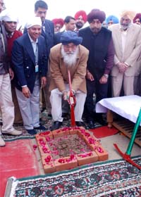 Chief Minister Parkash Singh Badal performing bhoomi poojan of super-speciality hospital at the Civil Hospital in Bathinda
