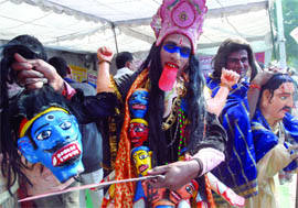 A nomadic performer demonstrates at Jantar Manta in New Delhi on Monday, demanding implementation of the recommendations of the Renke Commission report for enhancing the social and economic status of nomads.