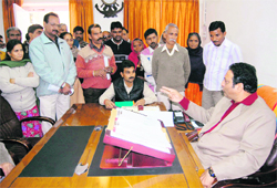 Mayor Vinod Chamoli talks to agitating Swachkar karamcharis in Dehradun 