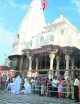 Pilgrims queue up to pay obeisance at Bajjreshwari temple in Kangra.
