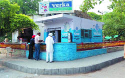 People buy eatables from a kiosk located inside the Green Avenue Park.
