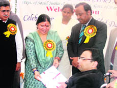 Anuj Tandon receives the outstanding employee award from Health Minister Geeta Bhukkal at a function held in Rohtak to mark World Disability Day. 
