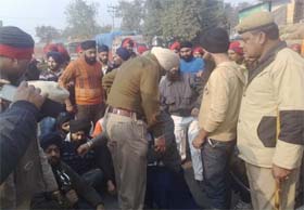 Policemen disperse the demonstrators in Phagwara
