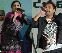 Punjabi singers Parminder Sandhu (left) and Amarinder Gill performing during the concluding day of the Virasat Mela in Bathinda on Sunday evening. 