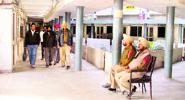 MC employees return home in Ludhiana on Monday.