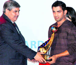 BCCI President Shashank Manohar (L) presents Polly Umrigar Trophy for Indias best cricketer to Gautam Gambhir during the Annual BCCI Awards 2008-09 in Mumbai on Sunday.  PTI