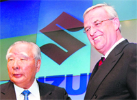 Volkswagen AG's CEO Martin Winterkorn (R) and Suzuki Motor Corp chairman and CEO Osamu Suzuki at a joint news conference in Tokyo 