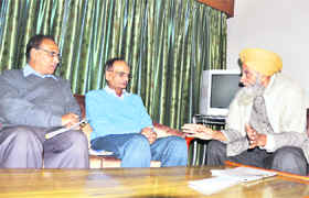 Social activist Sham Singh Harike meets a delegation from Bihar.