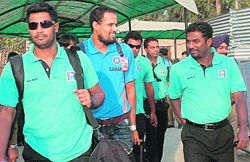 Indias Yousuf Pathan (C) with Sri Lankas Muralitharan (R) at the Chandigarh Airport
